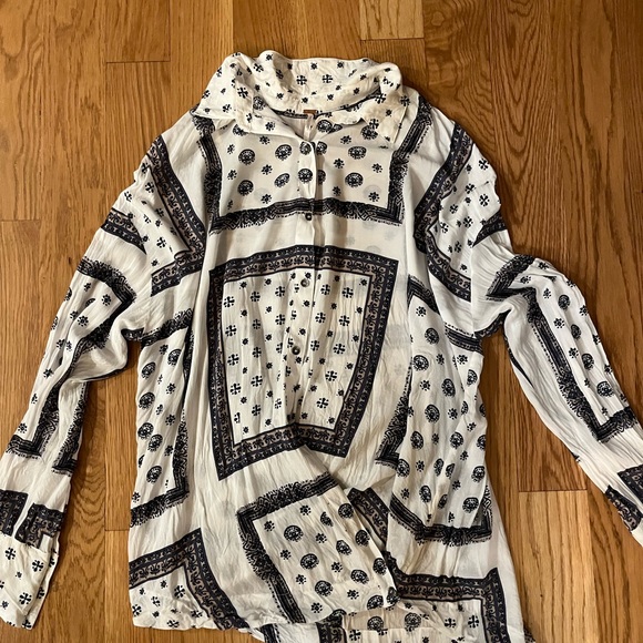 Free People Voile Little Secrets Shirt Womens Sz M White Blue Print Button Front - Picture 3 of 3